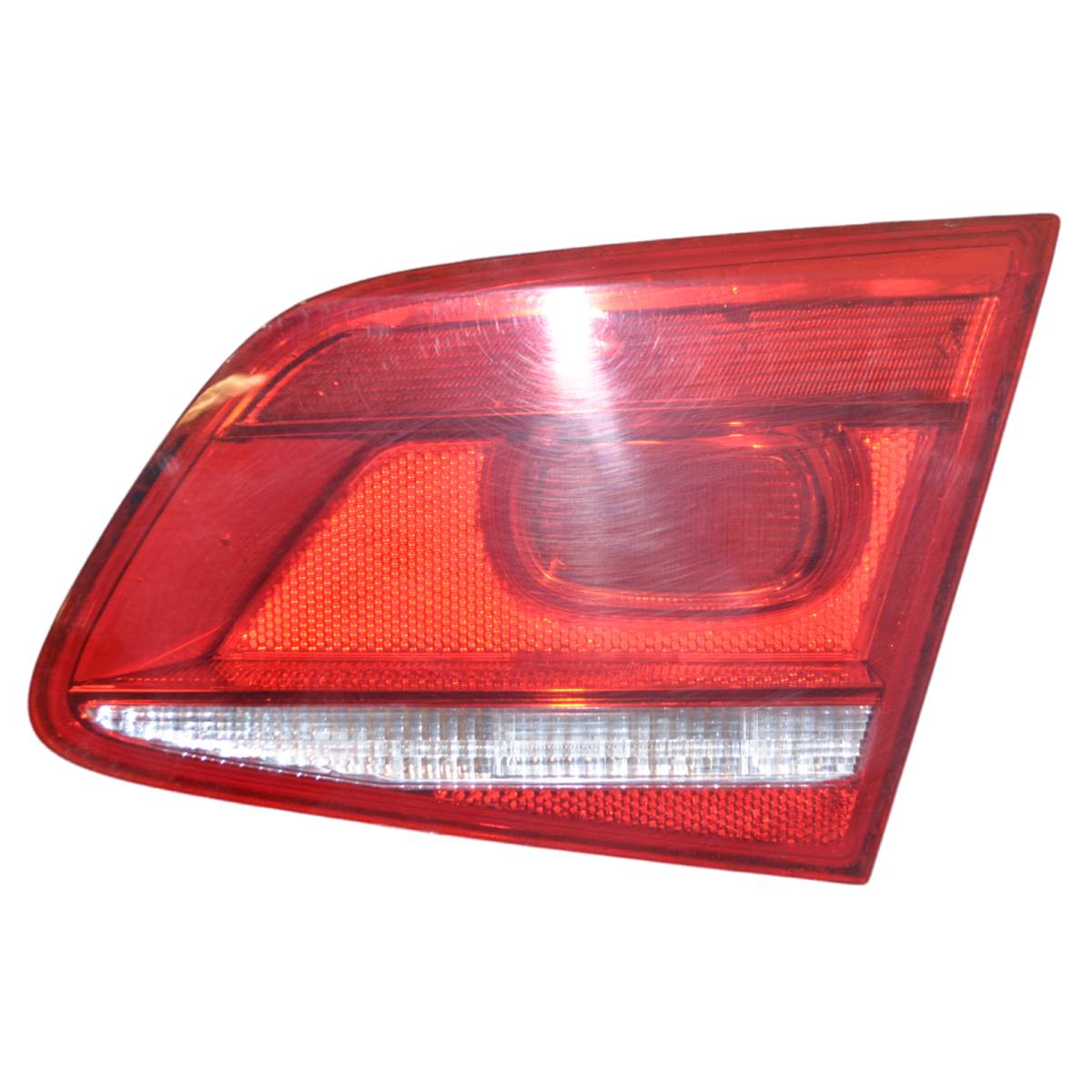 lampa zadní pravá - vnitřní do pátých dveří VW Passat B7 3AA sedan 3AE945094K - poškozená