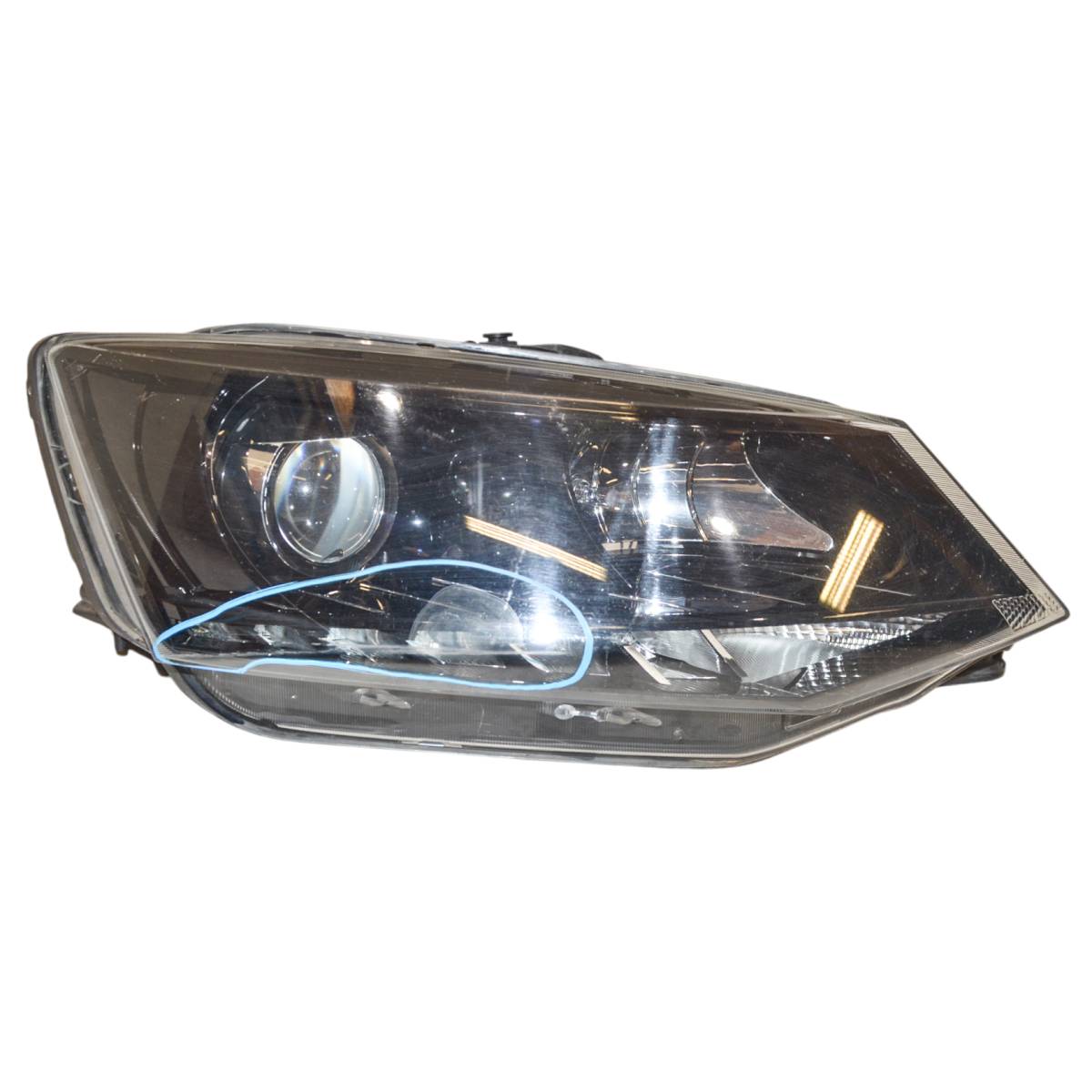 světlomet přední pravý - halogenový s čočkou LED ŠKODA Fabia III 6V0 6V1941016A - poškoz.