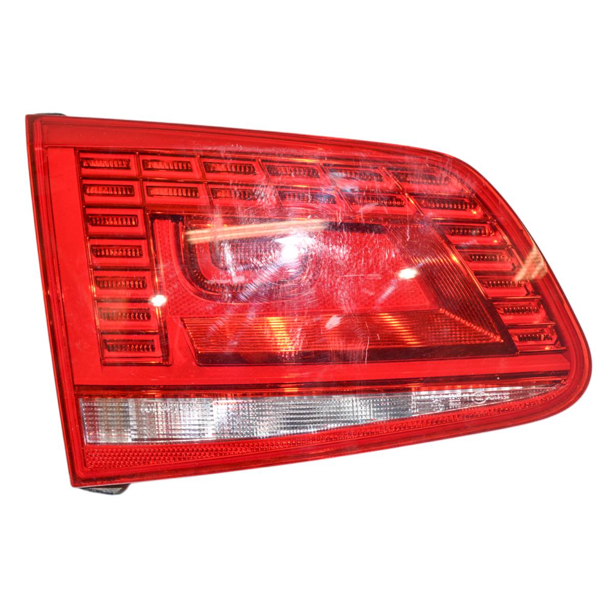 lampa zadní levá - LED, vnitřní do pátých dveří VW Touareg 7P0 7P6945307 - poškrábaná