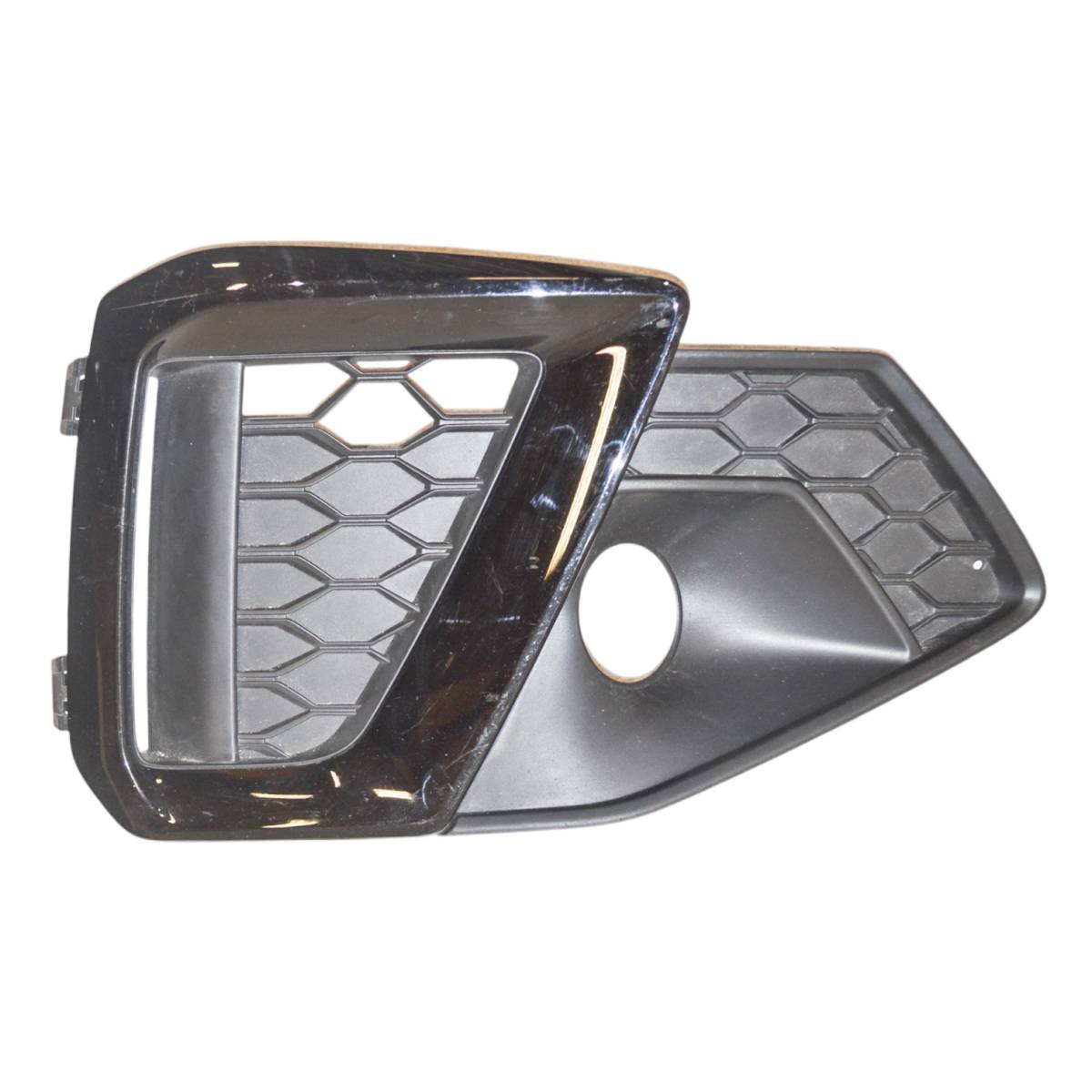 mřížka do nárazníku pravá AUDI A4 8W0 lift 8W0807682AM - poškrábaná