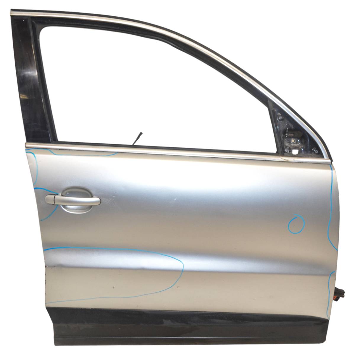dveře přední pravé VW Tiguan 5N0 5N0831312 5N0831056B - poškozené (Holé)