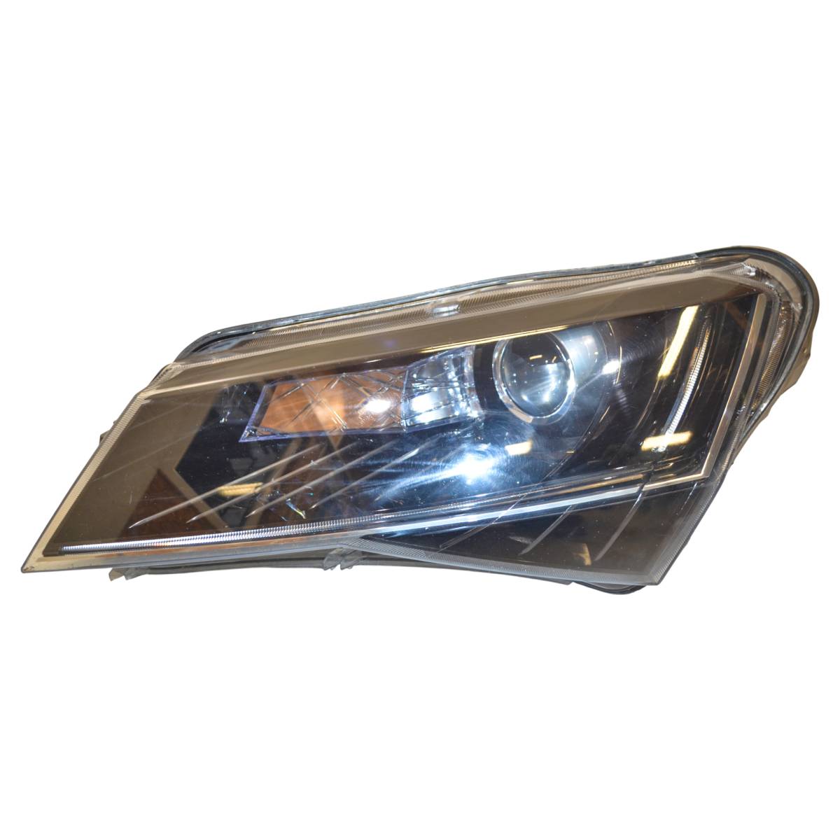 světlomet přední levý - holý xenon LED ŠKODA Superb III 3V0 3V1941015A - poškrábaný, opr.