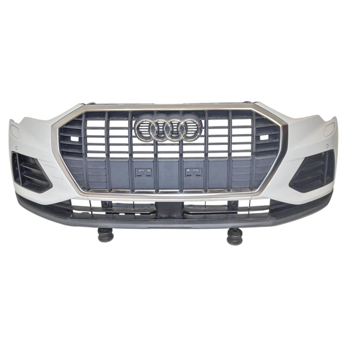 nárazník přední - PDC, ostřik AUDI Q3 83A 83A807107D/108D 83A853651 - lehce poškrábaný